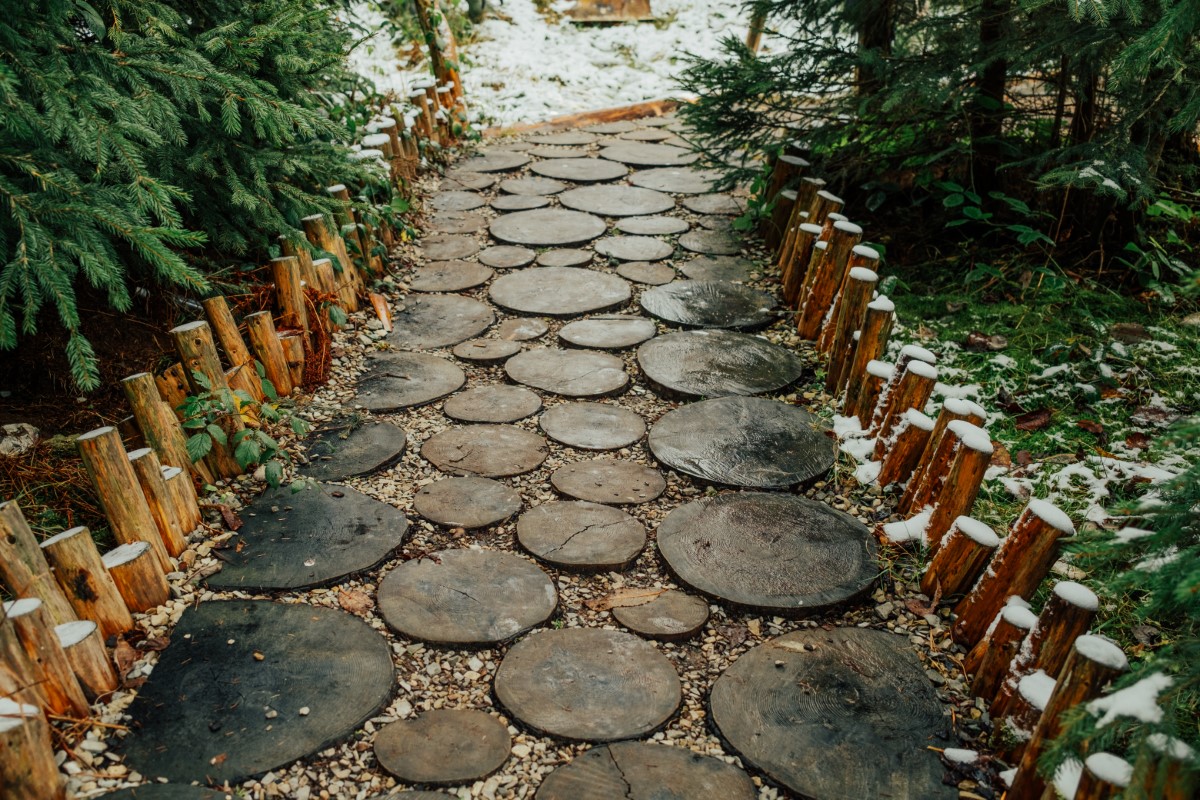 Créez des décorations originales pour le jardin avec des rondins de bois